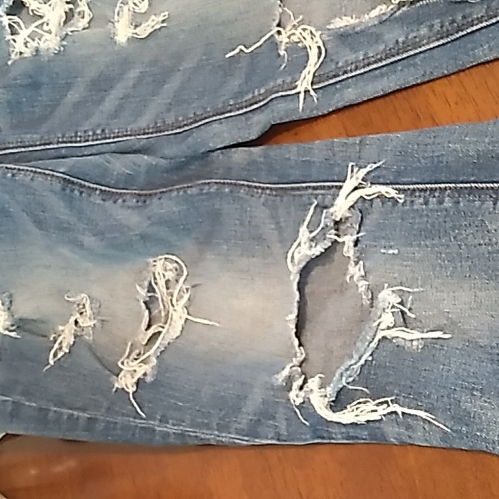 American Eagle Distressed Cropped Stretch Jeans. Size 4 - Picture 13 of 13